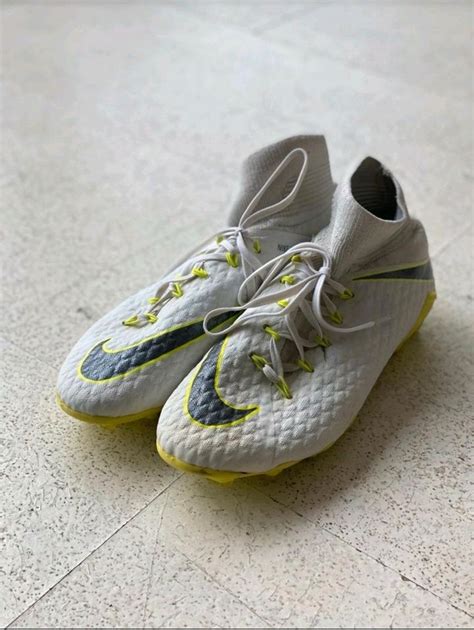 gut erhaltene stollenschuhe weiße nike hypervenom größe 32 und adi|stollen schuhe mit schraubstocken.